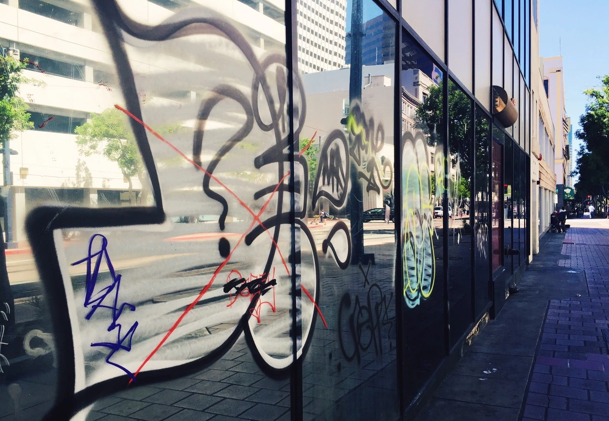 graffitis-sur-les-batiments Protection anti-graffiti incolore
