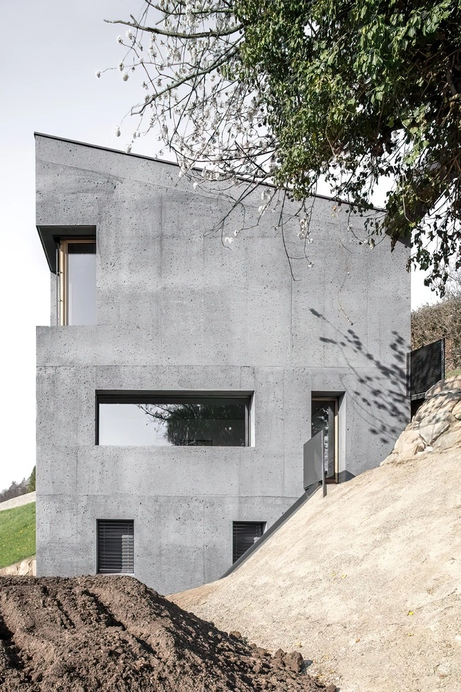 un-grand-batiment-gris-avec-une- Hydrofuge norme EN 1504-2